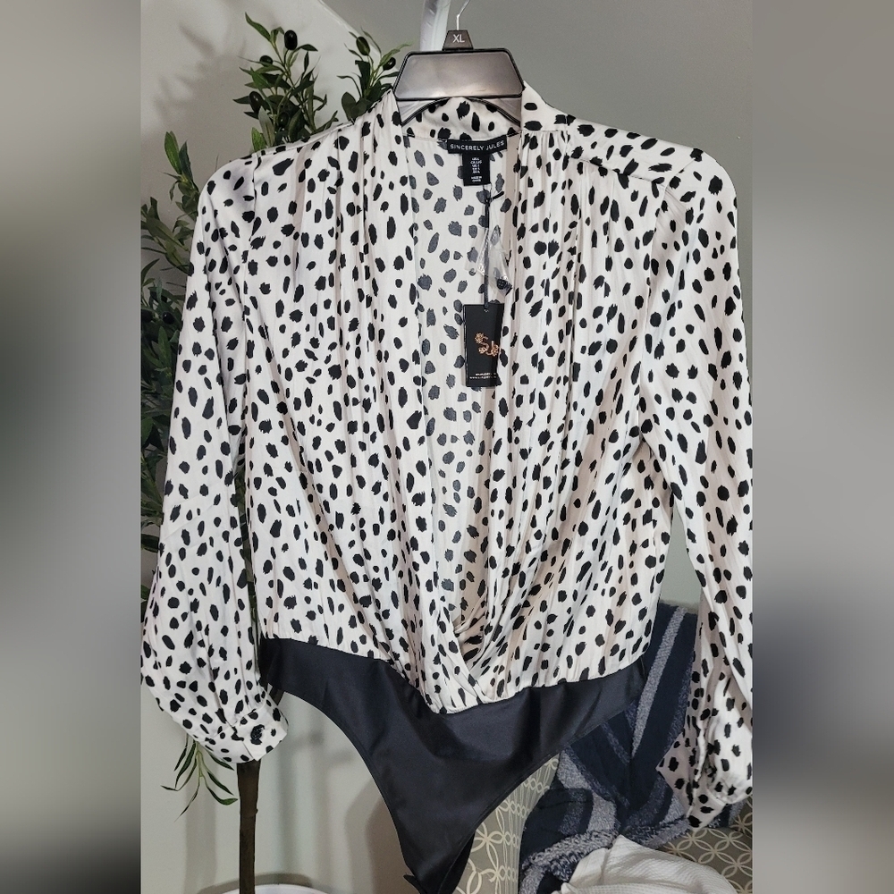 Sincerely Jules Animal Print Bodysuit Medium Long Sleeve Deep V-Neck Large